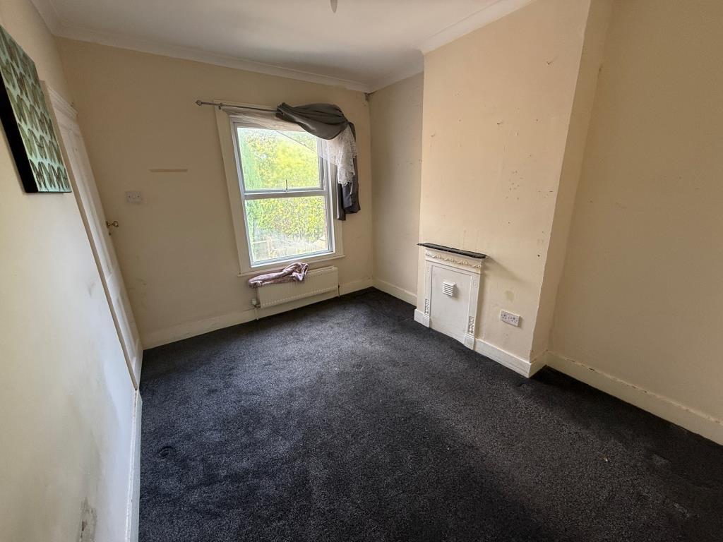 Lot: 103 - THREE-BEDROOM MID-TERRACE HOUSE REQUIRING IMPROVEMENT - Bedroom with window to rear aspect
